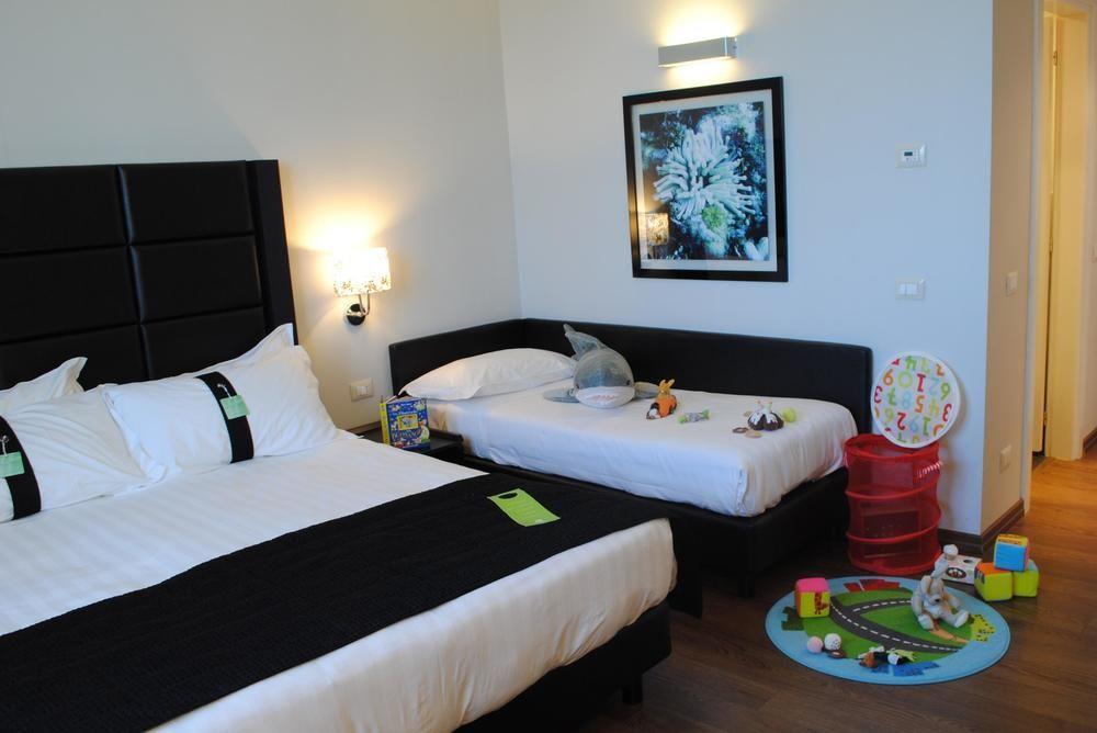 Holiday Inn Genoa City By Ihg Екстериор снимка