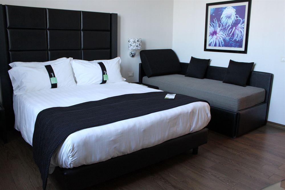 Holiday Inn Genoa City By Ihg Екстериор снимка