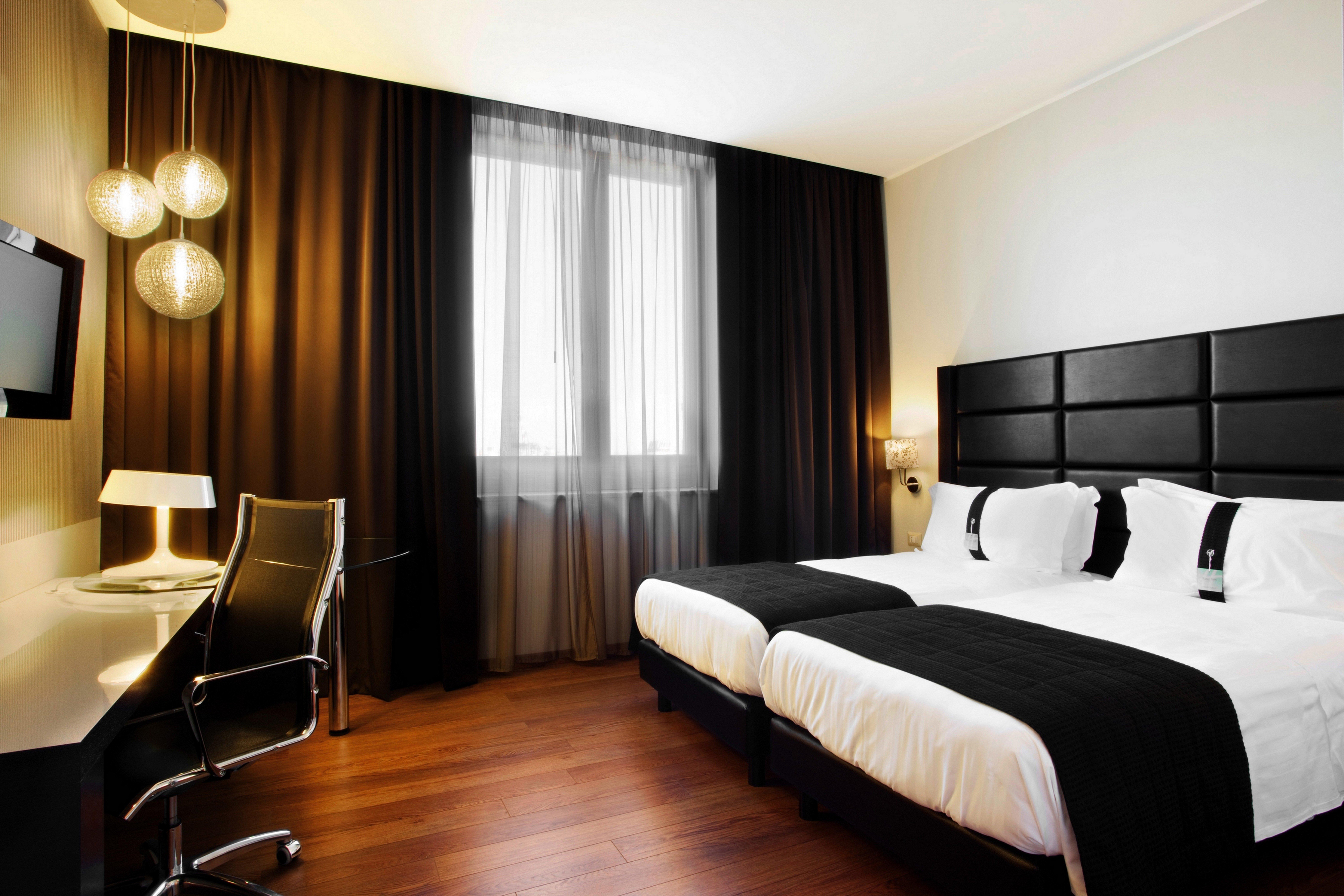 Holiday Inn Genoa City By Ihg Екстериор снимка