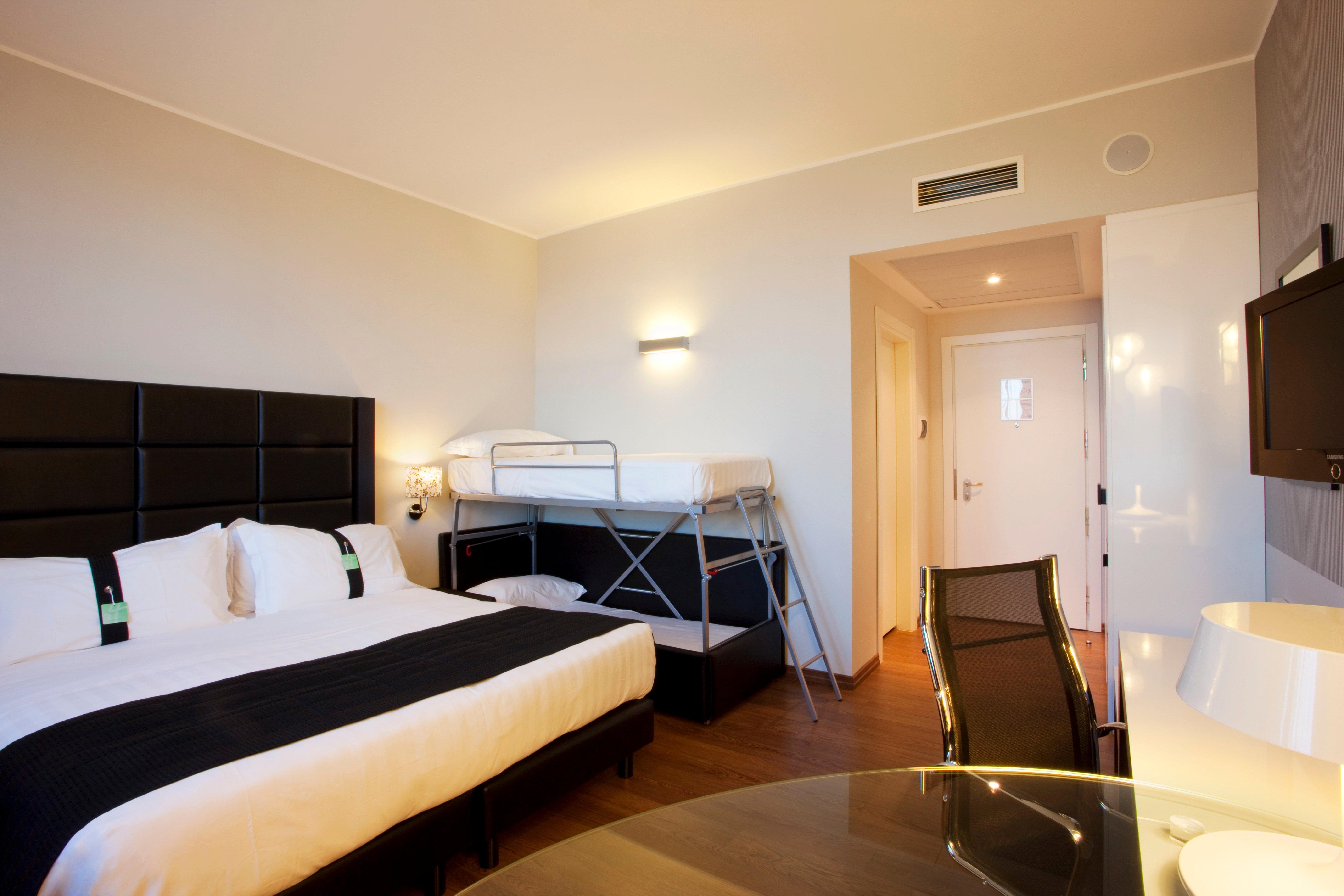 Holiday Inn Genoa City By Ihg Екстериор снимка